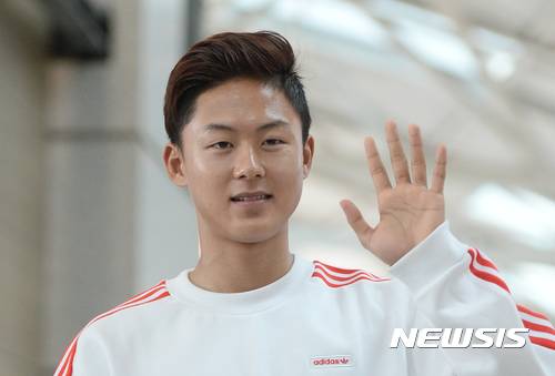 【인천공항=뉴시스】임태훈 기자 = 축구선수 이승우(19,FC 바르셀로나 후베닐 A)가 26일 오전 인천국제공항 출국장에서 스페인 출국에 앞서 취재진에게 손 흔들어 인사하고 있다. 2017.06.26. taehoonlim@newsis.com