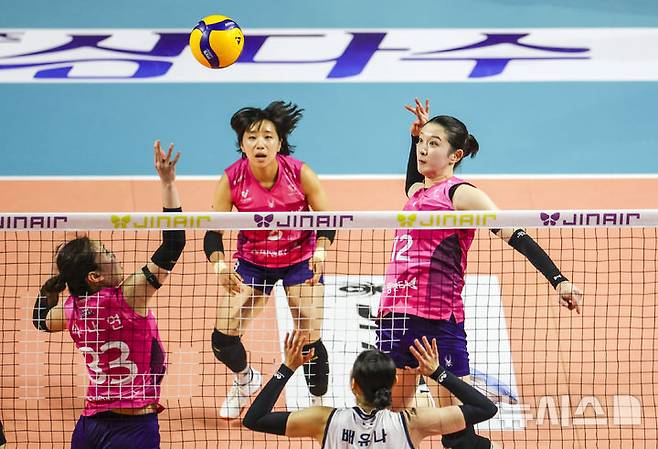 [인천=뉴시스] 정병혁 기자 = 13일 인천 부평구 인천삼산월드체육관에서 열린  2025-2026 프로배구 V리그 여자부 흥국생명과 한국도로공사의 경기, 흥국생명 이다현이 공격하고 있다. 2026.03.13. jhope@newsis.com