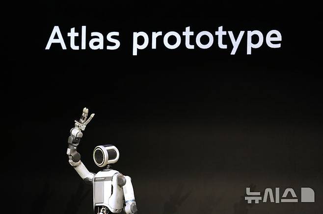 [라스베이거스=AP/뉴시스] 5일(현지 시간) 미 네바다주 라스베이거스 만달레이베이 컨벤션 센터에서 세계 최대 IT·전자 전시회 'CES 2026' 개막을 앞두고 열린 현대차그룹과 보스턴 다이내믹스의 미디어데이에서 휴머노이드 로봇 '아틀라스'가 공개되고 있다. 2026.01.07.