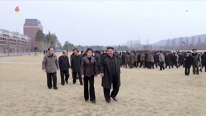 [서울=뉴시스] 김정은 북한 국무위원장이 식수절(3월14일)을 맞아 14일 딸 김주애 양과 당정 간부들과 함께 나무를 심었다고 조선중앙통신이 15일 보도했다. (사진=조선중앙TV 캡처) 2026.03.20. photo@newsis.com *재판매 및 DB 금지