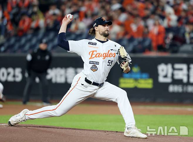 [대전=뉴시스] 조성우 기자 = 30일 대전 중구 한화생명볼파크에서 열린 2025 KBO 한국시리즈 4차전 LG 트윈스와 한화 이글스의 경기, 한화 선발투수 라이언 와이스가 역투하고 있다. 2025.10.30. xconfind@newsis.com