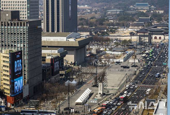 [서울=뉴시스] 정병혁 기자 = 방탄소년단(BTS)의 서울 광화문광장 컴백 공연을 앞둔 17일 서울 종로구 광화문광장에 무대 준비가 진행되고 있다. 2026.03.17. jhope@newsis.com