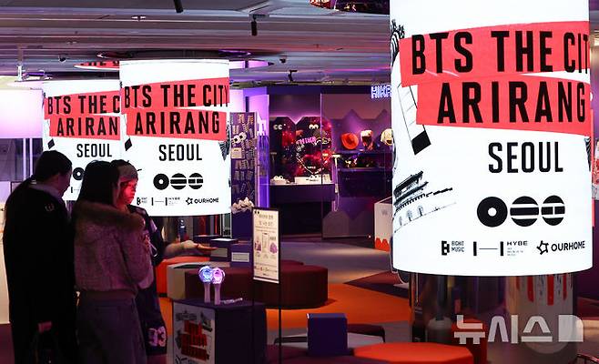 [인천공항=뉴시스] 최진석 기자 = 방탄소년단(BTS)의 서울 광화문광장 컴백 공연을 하루 앞둔 20일 인천공항 제1터객미널 교통센터 하이커스테이션에 BTS 관련 문구가 보이고 있다. 2026.03.20. myjs@newsis.com