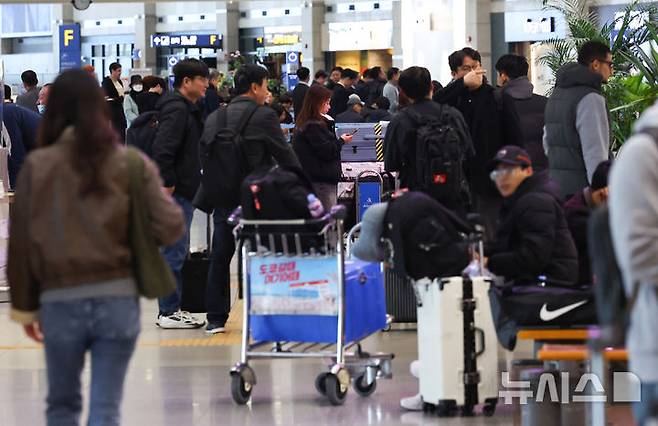 [인천공항=뉴시스] 최진석 기자 = 방탄소년단(BTS)의 서울 광화문광장 컴백 공연을 하루 앞둔 20일 인천공항 제1여객터미널 입국장에서 이용객들이 이동하고 있다. 법무부는 BTS 공연 관람 등을 위해 입국하는 외국인 관광객이 급증할 것으로 예상되는 가운데 법무부가 인천국제공항에 대한 '특별 입국심사 대책'을 시행하고 있다. 2026.03.20. myjs@newsis.com
