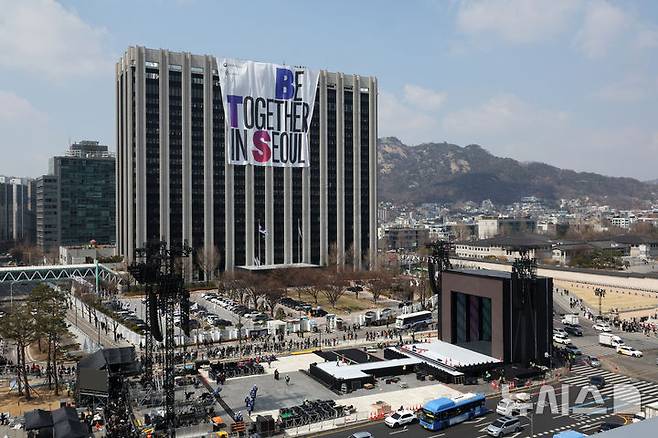 [서울=뉴시스] 박진희 기자 = BTS(방탄소년단) 컴백 광화문 공연 축하하는 대형 현수막 "BE TOGETHER IN SEOUL"이 20일 서울 종로구 정부종합청사 외벽에 설치되고 있다. 2026.03.20. pak7130@newsis.com
