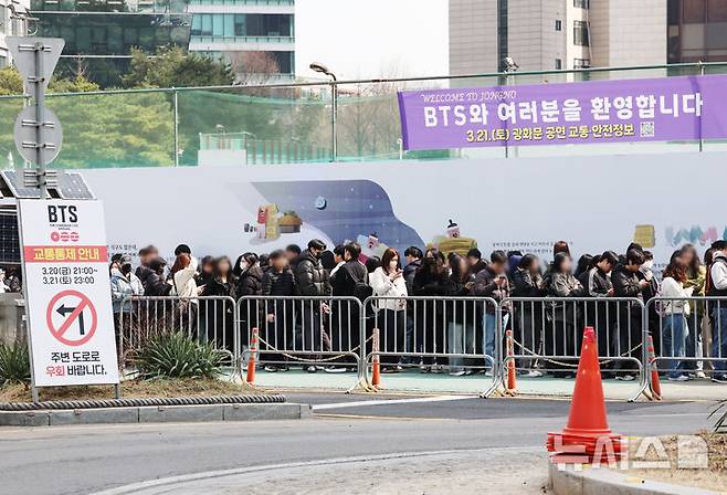 [서울=뉴시스] 조성우 기자 = 방탄소년단(BTS) 컴백 공연을 하루 앞둔 20일 서울 종로구 광화문광장 인근에서 공연 현장 스텝들이 교육을 받기 위해 줄을 서 있다. 2026.03.20. xconfind@newsis.com