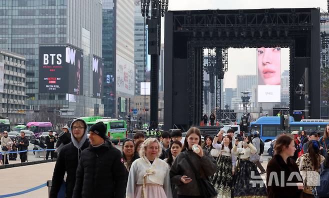 [서울=뉴시스] 조성우 기자 = 방탄소년단(BTS) 컴백 공연을 하루 앞둔 20일 서울 종로구 광화문광장에서 공연 준비가 한창인 가운데 관광객들이 오가고 있다. 2026.03.20. xconfind@newsis.com
