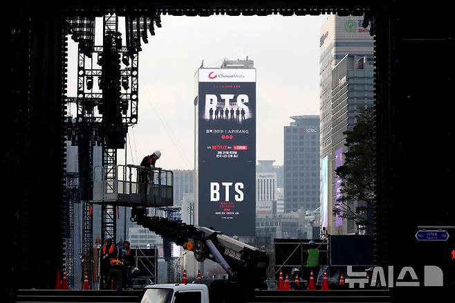 [서울=뉴시스] 박진희 기자 = BTS(방탄소년단) 컴백 광화문 공연을 앞둔 20일 서울 광화문광장에서 공연 준비작업이 이뤄지고 있다. 2026.03.20. pak7130@newsis.com