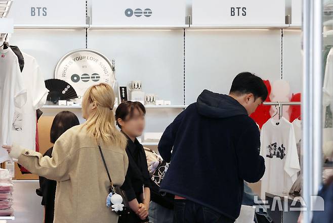 [서울=뉴시스] 조성우 기자 = 20일 서울 용산구 하이브 사옥에 문을 연 방탄소년단(BTS) 컴백 기념 팝업스토어 ‘아리랑’에서 팬들이 굿즈를 살펴보고 있다. 2026.03.20. xconfind@newsis.com