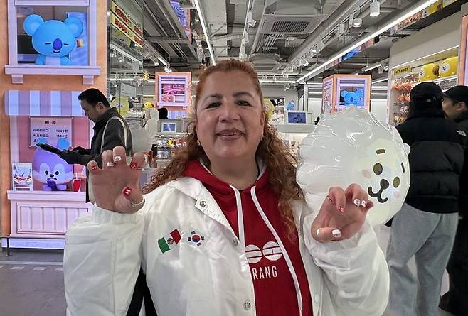 [서울=뉴시스] 신유림 기자 = 서울 중구의 한 팬시용품 판매점을 찾은 멕시코 팬이 손톱에 그린 BTS 관련 네일아트를 보여주고 있다. 2026.03.20. spicy@newsis.com *재판매 및 DB 금지