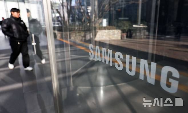 [서울=뉴시스] 최진석 기자 =  서울 서초구 삼성전자 사옥에 삼성로고가 보이고 있다.  2026.01.08. myjs@newsis.com