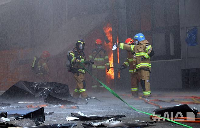 [대전=뉴시스] 강종민 기자 = 20일 오후 1시17분께 대전광역시 대덕구 문평동의 자동차 부품공장에서 화재가 발생해 소방대원들이 화재 진압을 하고 있다. 2026.03.20. ppkjm@newsis.com