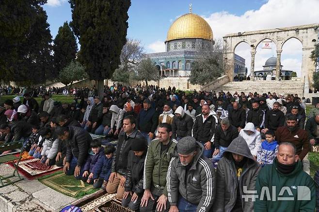 [AP/뉴시스] 이란전쟁 개시 직전일인 2월 27일 알아크사 단지 내 모스크에 무슬림들이 모여 금요예배를 하고 있다. 뒤에 예언자 승천지를 기리는 황금 돔이 보인다