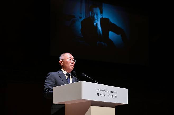 [서울=뉴시스] 정의선 현대차그룹 회장이 지난 25일 서울 서초구 예술의전당 콘서트홀에서 열린 '아산 정주영 서거 25주기 추모 음악회 : 이어지는 울림'에서 추모사를 하고 있다. (사진=현대차그룹 제공) 2026.02.26. photo@newsis.com *재판매 및 DB 금지