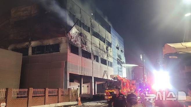 [대전=뉴시스] 최영민 기자=20일 발생한 대전 대덕구 문평동 자동차부품공장 화재현장에서 고가 사다리차를 이용한 진화작업이 한창이다. 2026.03.20 ymchoi@newsis.com