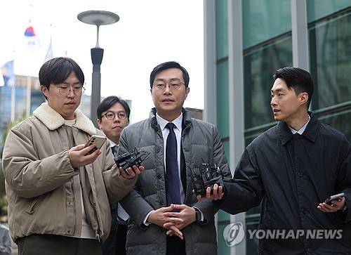 질문 답하는 장경태 의원 [자료: 연합뉴스]