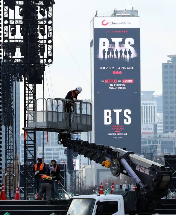 BTS 컴백 광화문 공연 D-1 BTS 컴백 광화문 공연 D-1 (서울=연합뉴스) 김인철 기자 = 그룹 방탄소년단(BTS)의 컴백 공연을 하루 앞둔 20일 서울 종로구 광화문광장의 한 전광판에 관련 영상이 나오고 있다. 2026.3.20 yatoya@yna.co.kr (끝) <저작권자(c) 연합뉴스, 무단 전재-재배포, AI 학습 및 활용 금지>