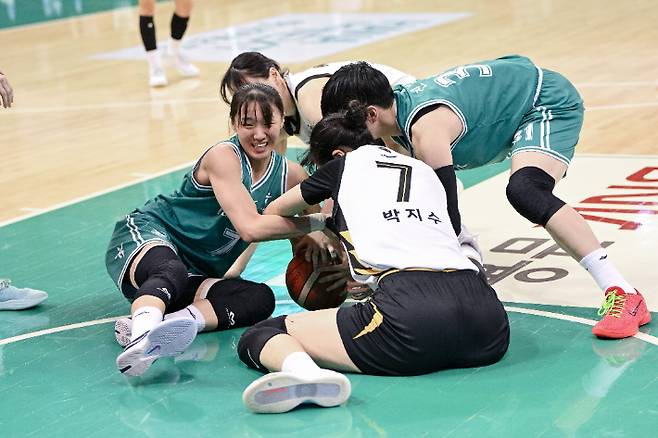 정규리그 우승 경쟁을 펼치고 있는 KB스타즈와 하나은행. WKBL 제공