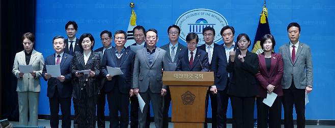 국민의힘 부산 지역 국회의원들은 19일 국회에서 기자회견을 열고, 전재수 통일교 금품수수 의혹에 대한 공세 수위를 끌어올렸다.  국민의힘 제공