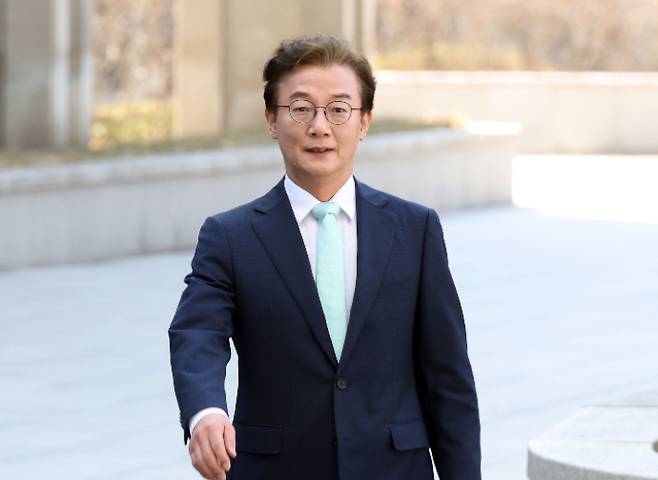 통일교 측으로부터 한일 해저터널 건설 사업 추진 등을 대가로 금품을 받은 혐의를 받는 더불어민주당 전재수 의원이 19일 서울 서초구 정교유착 비리 의혹을 수사하는 검경 합동수사본부에 피의자 신분으로 출석하고 있다. 황진환 기자