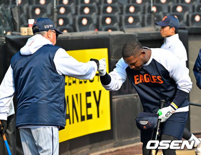 [OSEN=대전, 민경훈 기자] 12일 대전 한화생명볼파크에서 2026 신한 SOL KBO리그 시범경기 한화 이글스와 삼성 라이온즈의 경기가 열릴 예정인 가운데 경기 전 훈련이 진행됐다.시범경기는&nbsp;오늘(12일)부터&nbsp;오는 24일까지 진행되며, 각 팀이 12경기씩 치러 총 60경기가 펼쳐진다.경기 전 한화 페라자가 김경문 감독과 하이파이브를 하고 있다. 2026.03.12 /rumi@osen.co.kr