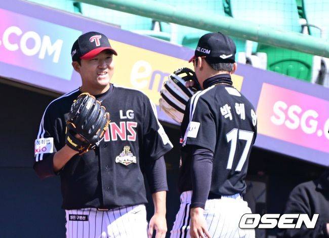 [OSEN=인천, 최규한 기자] 19일 인천 SSG랜더스필드에서 ‘2026 신한 SOL KBO리그’ 시범경기 SSG 랜더스와 LG 트윈스 경기가 열렸다.홈팀 SSG는 타케다 쇼타, 방문팀 LG는 송승기를 선발로 내세웠다.2회말 수비를 마친 LG 선발 송승기와 중견수 박해민이 더그아웃으로 향하며 대화를 나누고 있다. 2026.03.19 / dreamer@osen.co.kr