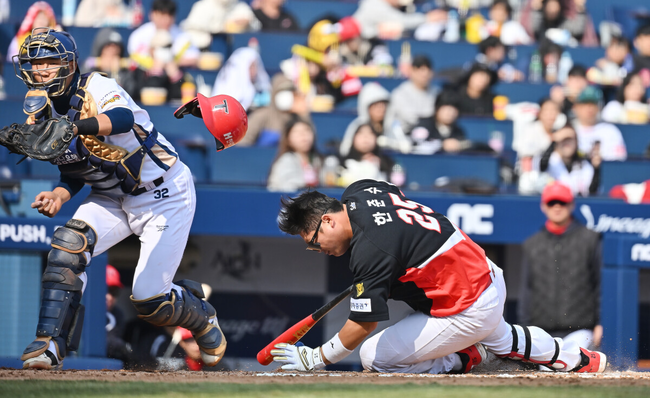 [OSEN=창원, 이석우 기자] 17일 창원NC파크에서 2026 신한 SOL KBO 리그 시범경기 NC 다이노스와 KIA 타이거즈의 경기가 열렸다.홈팀 NC는 테일러가, 방문팀 KIA는 양현종이 선발 출전했다.KIA 타이거즈 한준수가 7회초 무사 NC 다이노스 정구범의 투구에 머리를 맞고 쓰러져 있다. 2026.03.17 / foto0307@osen.co.kr