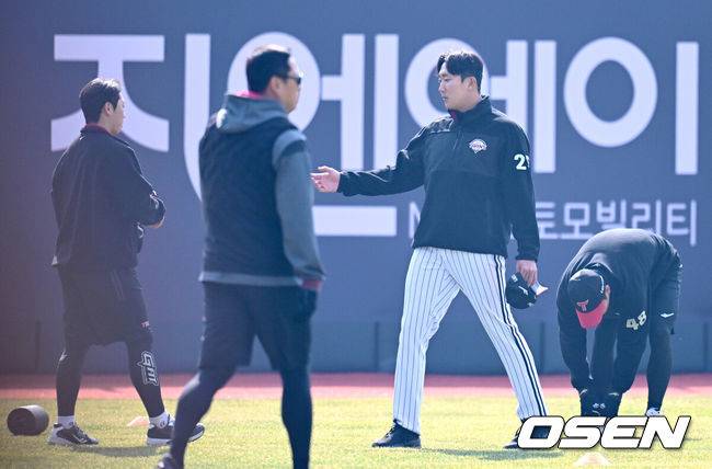 [OSEN=수원, 최규한 기자] 16일 경기도 수원 KT위즈파크에서 ‘2026 신한 SOL KBO리그’ 시범경기 KT 위즈와 LG 트윈스의 경기가 열린다.시범경기는 오는 24일까지 각 팀당 12경기씩 총 60경기가 펼쳐진다.경기를 앞두고 대표팀에서 돌아온 LG 손주영이 박명근과 인사를 나누고 있다. 2026.03.16 / dreamer@osen.co.kr