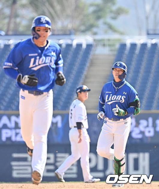 [OSEN=창원, 이석우 기자] 19일 창원NC파크에서 2026 신한 SOL KBO 리그 시범경기 NC 다이노스와 삼성 라이온즈의 경기가 열렸다. 홈팀 NC는 토다가, 방문팀 삼성은 이승현이 선발 출전했다. 삼성 라이온즈 전병우가 7회초 무사 만루 좌월 만루 홈런을 치고 그라운드를 돌고 있다. 2026.03.19 / foto0307@osen.co.kr