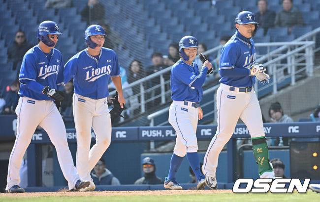 [OSEN=창원, 이석우 기자] 19일 창원NC파크에서 2026 신한 SOL KBO 리그 시범경기 NC 다이노스와 삼성 라이온즈의 경기가 열렸다. 홈팀 NC는 토다가, 방문팀 삼성은 이승현이 선발 출전했다. 삼성 라이온즈 전병우가 7회초 무사 만루 좌월 만루 홈런을 치고 동료들의 축하를 받고 있다. 2026.03.19 / foto0307@osen.co.kr