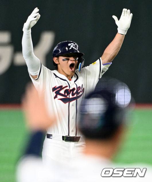 [OSEN=도쿄(일본), 손용호 기자] 8일 일본 도쿄돔에서 2026 월드베이스볼클래식(WBC) 1라운드 C조 조별리그 대한민국과 대만의 경기가&nbsp;열렸다.한국은 전날(7일) 일본과의 경기에서 6-8로 석패했다. 앞서 체코전을 11-4로 잡았던 한국은 1승1패를 마크하게 됐고, 남은 대만전과 호주전에 사활을 걸어야 한다.8회말 2사 1루에서 한국 김도영이 동점 1타점 적시 2루타를 날리며 기뻐하고 있다. 2026.03.08&nbsp;/spjj@osen.co.kr