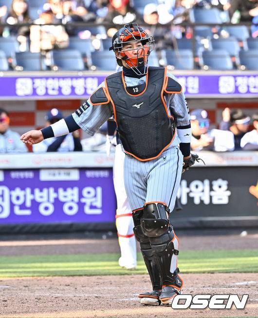[OSEN=대전, 박준형 기자] 17일 오후 대전 한화생명볼파크에서 2026 신한 SOL KBO 리그 시범경기 한화 이글스와 두산 베어스의 경기가 진행됐다.전날 경기에서는 두산이 한화를 상대로 8-4 승리를 거뒀다.9회초 이닝종료 후 한화 최재훈 포수가 그라운드를 내려가고 있다.     2026.03.17 / soul1014@osen.co.kr