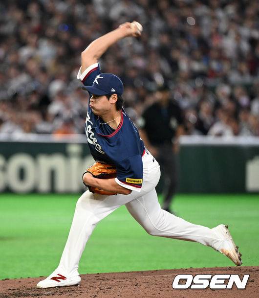 [OSEN=도쿄(일본), 손용호 기자] 7일 일본 도쿄돔에서 2026 월드베이스볼클래식(WBC) 조별리그 C조 대한민국과 일본의 경기가&nbsp;열렸다.한국은 잠수함 고영표, 일본은 좌완 기쿠치 유세이를 선발로 내세웠다. WBC에서 2006년 4강, 2009년 준우승을 차지한 한국은 이후 3개 대회(2013년, 2017년, 2023년)에서 연달아 1라운드를 통과하지 못하고 있다. 이번 대회에서는 8강 토너먼트 복귀를 목표로 대회에 임하고 있다. 지난 5일 체코와의 첫 경기에서는 11-4로 대승을 거두며 좋은 출발을 했다.&nbsp;3회말 한국 조병현이 역투하고 있다. 2026.03.07&nbsp;/spjj@osen.co.kr