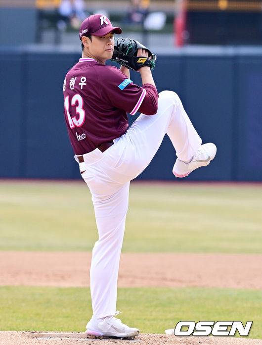 [OSEN=수원, 지형준 기자] 20일 경기도 수원 KT위즈파크에서 ‘2026 신한 SOL KBO리그’ 시범경기 KT 위즈와 키움 히어로즈의 경기가 열렸다.KT는 10위(1승 2무 4패), 키움는 공동 8위(2승 1무 4패)를 기록중이다. 1회말 키움 정현우가 역투하고 있다. 2026.03.20&nbsp;/ jpnews@osen.co.kr