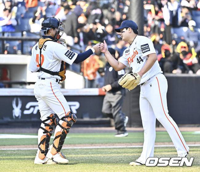 [OSEN=대전, 박준형 기자]프로야구 한화 이글스가 KIA 마운드를 두드리고 시범경기 2연승을 달성했다.김경문 감독이 이끄는 한화는 20일 대전 한화생명 볼파크에서 열린 2026 신한 SOL KBO리그 KIA와의 시범경기에서 13-8로 승리했다. 전날 7-5 끝내기 승리를 거뒀던 한화는 이틀 연속 KIA를 잡고 시범경기 전적 4승4패를 만들었다.경기종료 후 한화 마무리 투수 김서현과 박상언 포수가 승리의 기쁨을 나누고 있다.   2026.03.20 / soul1014@osen.co.kr