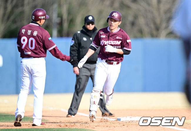 [OSEN=이천, 최규한 기자] 12일 경기도 이천 두산베어스파크에서 ‘2026 신한 SOL KBO리그’ 시범경기 두산 베어스와 키움 히어로즈의 경기가 열렸다.시범경기는&nbsp;오늘(12일)부터&nbsp;오는 24일까지 진행되며, 각 팀이 12경기씩 치러 총 60경기가 펼쳐질 예정이다.8회초 1사 주자없는 상황 키움 서건창이 추격의 우월 솔로포를 날리고 그라운드를 돌고 있다. 2026.03.12 / dreamer@osen.co.kr
