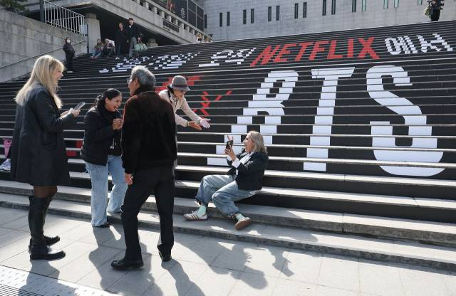 ▲그룹 방탄소년단(BTS)의 광화문 공연을 앞둔 19일 서울 종로구 세종문화회관 계단에 BTS 홍보물이 설치돼 있다. ⓒ연합뉴스