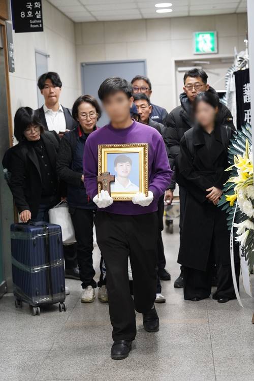 ▲뚜안 씨와 막연했던 친구가 고인의 영정 봉송을 시작한 모습. ⓒ프레시안(손가영)