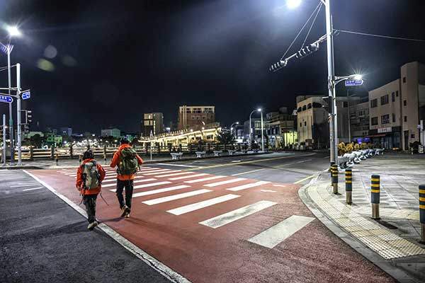 새벽 세 시의 제주 시내. 지나는 사람 없이 고요하다.