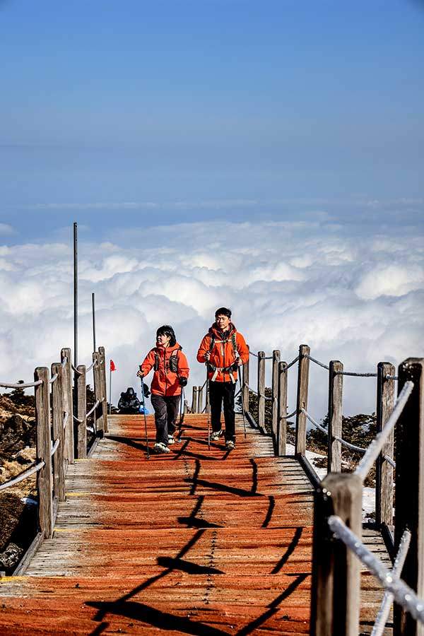 정상 부근에는 걷기 좋은 나무 데크 계단길이 있다. 한 겨울에는 눈이 많이 쌓여 긴 철봉 위에 깃발을 달아 탐방로를 표시한다.