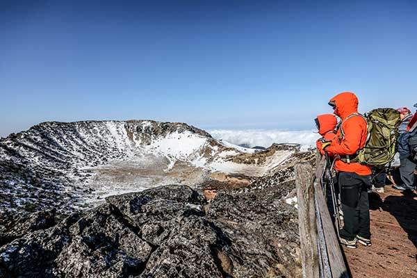 한라산 정상 백록담. 백록담은 '하얀 사슴이 노는 연못'이라는 예쁜 의미를 가졌다.