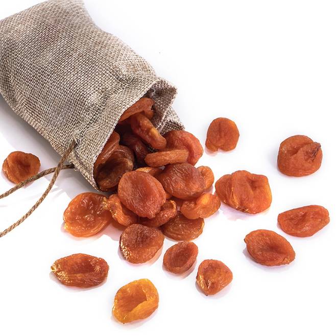 말린 살구는 칼륨 등 영양 밀도가 높아 체내 나트륨 배출을 돕는 식품으로 거론된다. 게티이미지