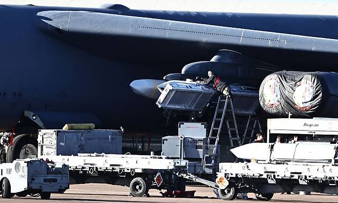 미 공군 지상요원이 14일 영국 페어포드 공군기지에서 B-52 폭격기에 재즘(JASSM) 장거리 공대지미사일을 장착하고 있다. AFP연합뉴스