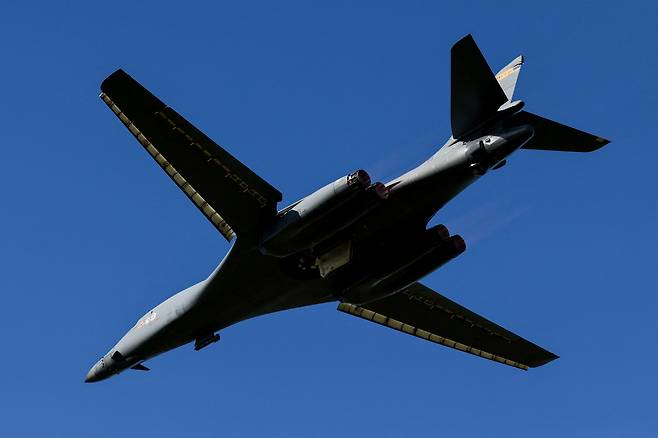 미 공군 B-1B 폭격기가 비행을 하고 있다. 로이터 통신