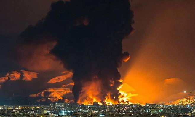 공습받아 불타는 이란 테헤란의 석유 저장소. 홍콩 SCMP 캡처