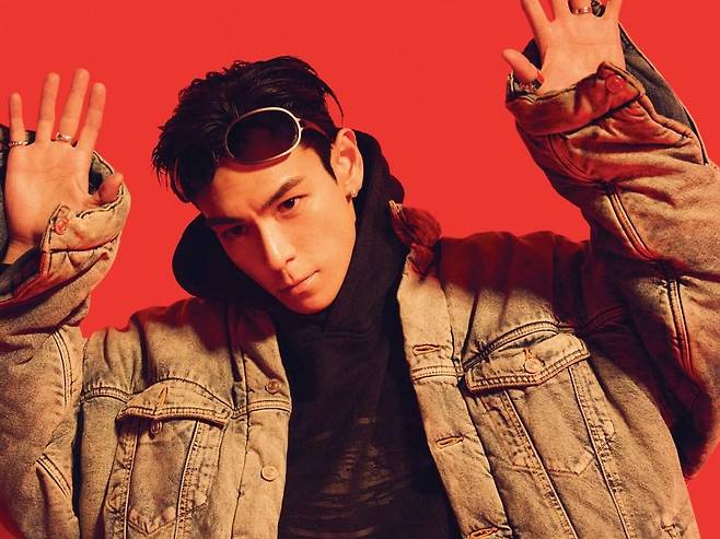 가수 탑(T.O.P)이 데뷔 후 첫 솔로 앨범으로 컴백한다. 탑 인스타그램 캡처