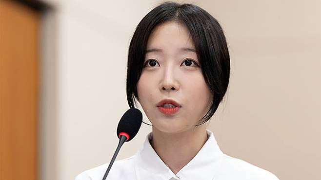 대학 동창의 허위 제보로 ‘먹토’ 의혹에 시달렸던 유튜버 쯔양. 검찰 수사 결과 해당 제보는 사실이 아닌 것으로 밝혀졌다. 사진은 공식 석상에서 질의에 답하는 쯔양. 뉴스1