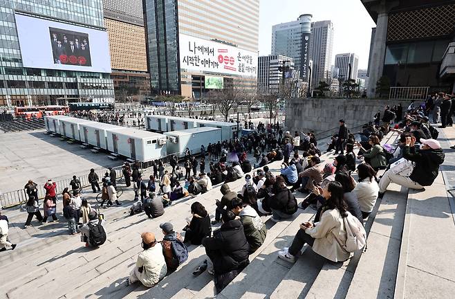그룹 방탄소년단(BTS)의 컴백 공연을 하루 앞둔 20일 서울 종로구 광화문광장의 한 전광판에 관련 영상이 나오고 있다. 연합뉴스