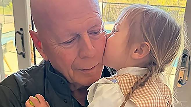 71세 생일, 기억을 잃어가는 할아버지 브루스 윌리스에게 전해진 손녀의 무구한 사랑. 데미 무어 SNS