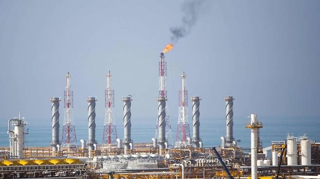 이란 남부 캉간 인근 페르시아만 연안의 사우스파르스 가스전 시설에서 가스 플레어가 타오르고 있다.. AFP 연합뉴스